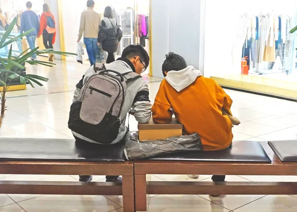 Meninos sentados em um shopping — Fotografia de Stock