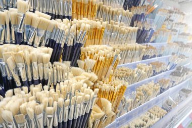 Kırtasiyede yazı fırçası.