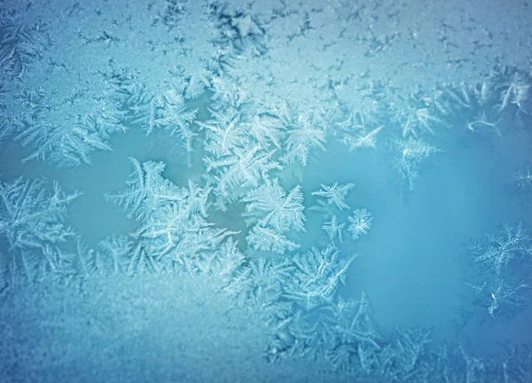 Padrões de gelo geada na janela de inverno — Fotografia de Stock