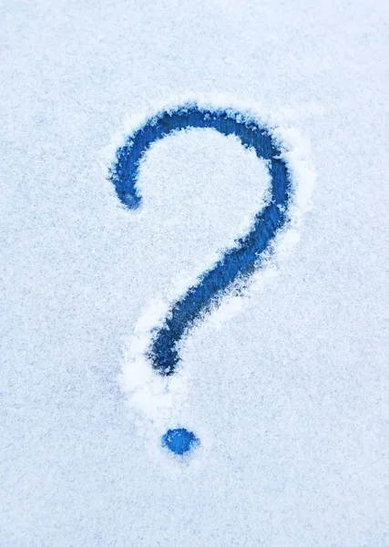 Signo de interrogación sobre nieve — Foto de Stock