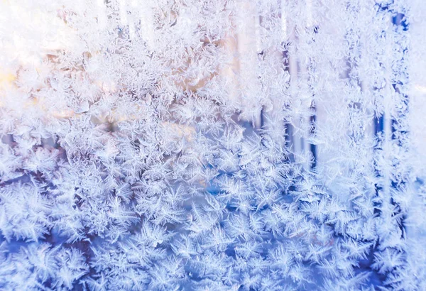 Снежинки на окне мороз — стоковое фото