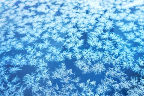 Flocos de neve na geada da janela — Fotografia de Stock