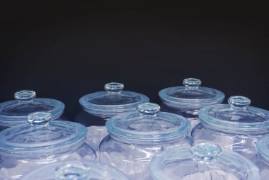 Cam kavanozlar siyah üzerine