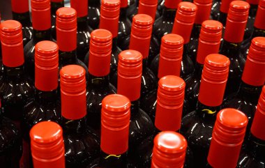 şarap şişeleri üst üste