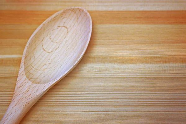 Cuchara de madera sobre mesa de madera —  Fotos de Stock