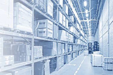 Raflar dolusu eşya kutuları.