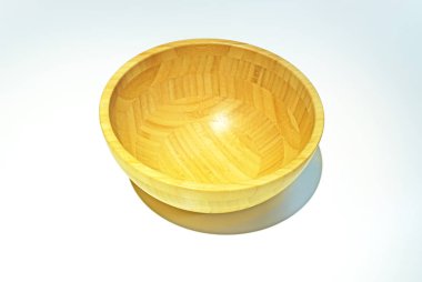 Tahta tabak, kase ve kaşık izole edilmiş.