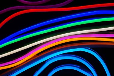 Renkli neon çizgilerin büyüsü