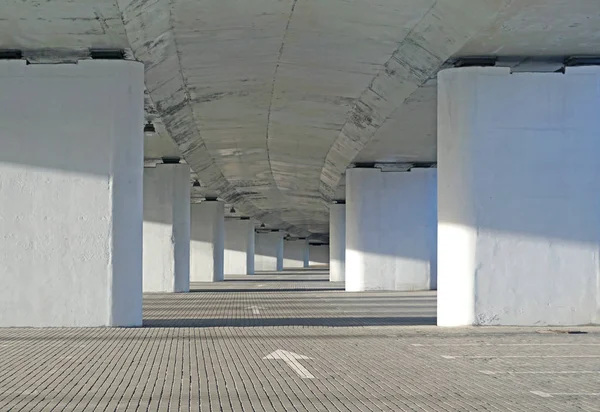 Aparcamiento vacío garaje interior en el edificio de apartamentos — Foto de Stock