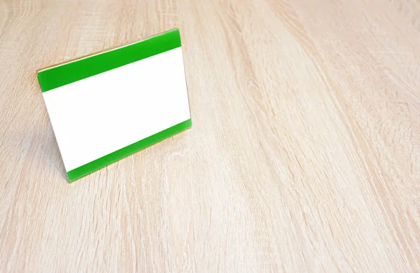 탁자 위에 있는 흰색 과 초록색 상표 — 스톡 사진