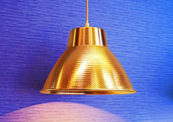 Kupferlampe leuchtet an einer Ziegelwand — Stockfoto