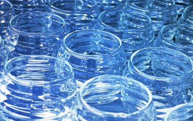 Bir sürü cam kavanoz boş bardak sırası