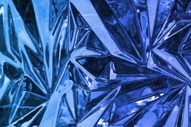 Parlak cam yüzeydeki ağaçların yansımaları.