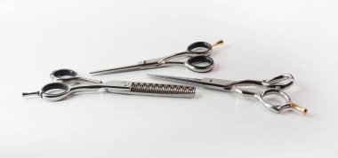 Beyaz arkaplanda izole edilmiş farklı makasları kuaförleme