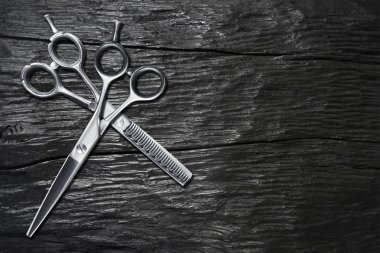 Siyah tahta üzerinde izole edilmiş farklı makaslar.