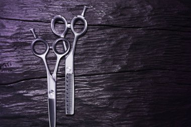 Siyah tahta üzerinde izole edilmiş farklı makaslar.