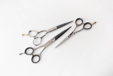 Beyaz arkaplanda izole edilmiş farklı makasları kuaförleme