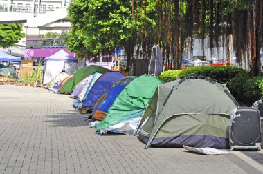 Sokaktaki protestocuların çadırları