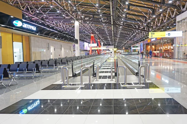 Interior do aeroporto internacional — Fotografia de Stock