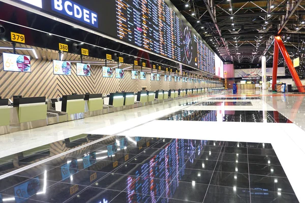 Interior vazio do aeroporto internacional — Fotografia de Stock