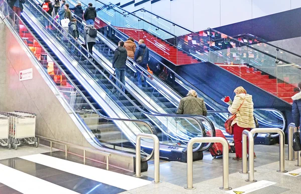 Rolltreppe mit Passagieren — Stockfoto