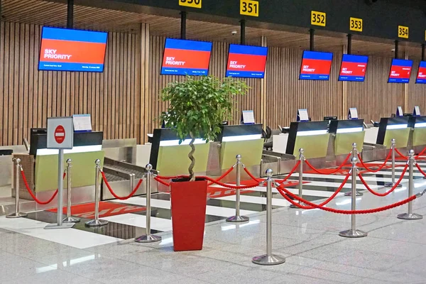 Interior vacío del aeropuerto internacional — Foto de Stock