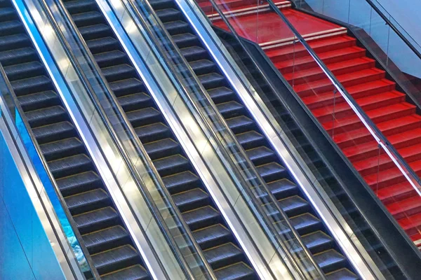 Escaliers mécaniques à l'aéroport — Photo