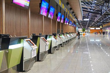Moskova 'daki havaalanının içi. Havaalanında kayıt gişeleri.