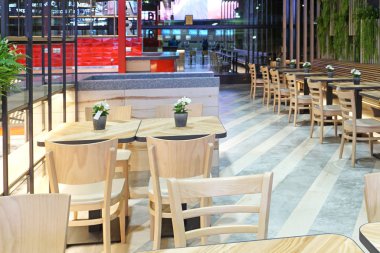 Moskova 'da boş bir kafe. Uluslararası bir havaalanı.