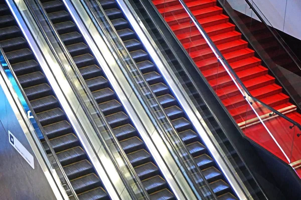 Scale mobili e scale rosse in aeroporto . — Foto Stock