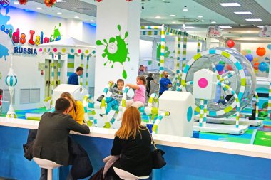Mega alışveriş kompleksinde Çocuk Bahçesi