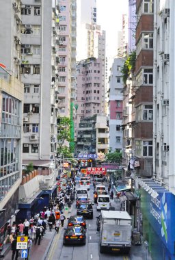 Hong Kong - 10 Mayıs 2015: Hong Kong caddesinde bir sürü insan ve ulaşım