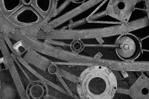 许多陈旧生锈的金属齿轮或机械零件 蓝色背景和纹理的金属齿轮设计 — 图库照片