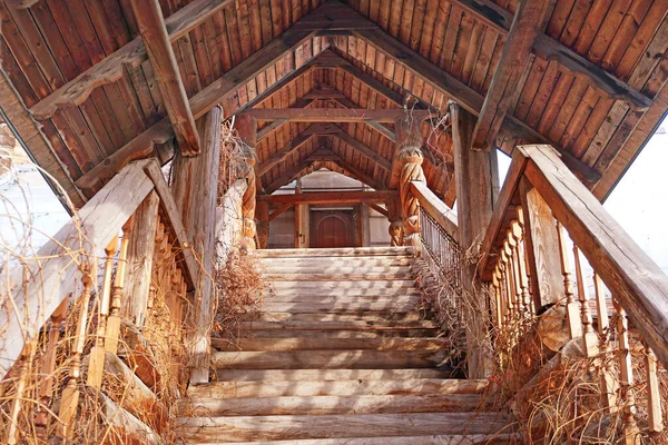 古董屋附近和二楼入口的一个古老的木制楼梯 — 图库照片
