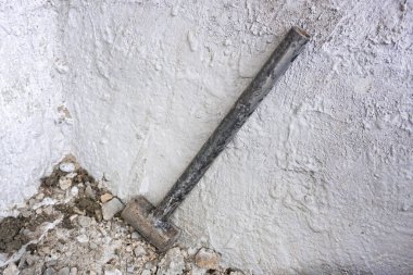 Çekiçle endüstriyel arka plan. Metalden yapılmış el yapımı bir yapı aracı..                               