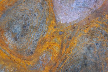 Paslı metal levhalardan yapılmış ıslak zemin                               