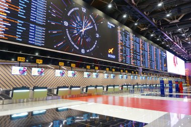 MOSCOW, RUSSIA - 18 Mart 2020: COVID-19, Moskova 'daki uluslararası havaalanının boş danışma masası, Sheremetyevo C terminali                                                               