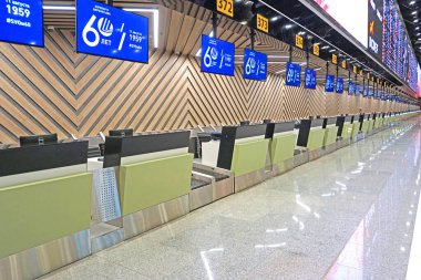 MOSCOW, RUSSIA - 18 Mart 2020: COVID-19, Moskova 'daki uluslararası havaalanının boş danışma masası, Sheremetyevo C terminali                                
