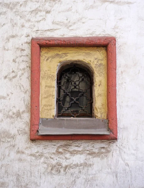 Vieille Fenêtre Avec Des Barreaux Sur Mur Vieille Église — Photo