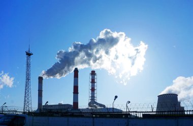 lüle mavi gökyüzü karşı termik santral                               