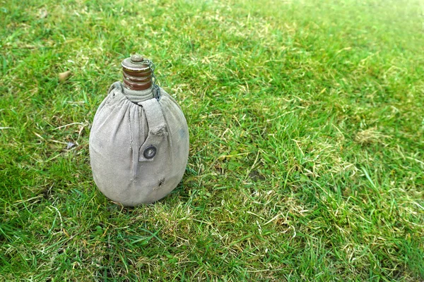 Oude Leger Water Kantine Met Deksel Met Groen Gras Achtergrond — Stockfoto