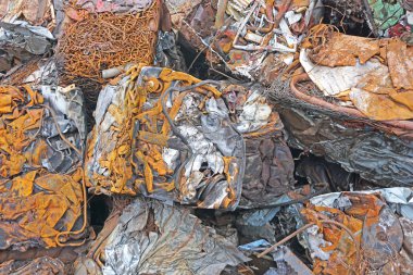 İşlemden sonra elde edilen bir grup sıkıştırılmış metal parçası, kare metal enkazı..                                 