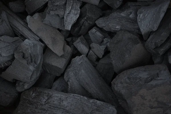 黒炭の多くの作品 天然木炭 伝統的な炭または硬木炭 — ストック写真