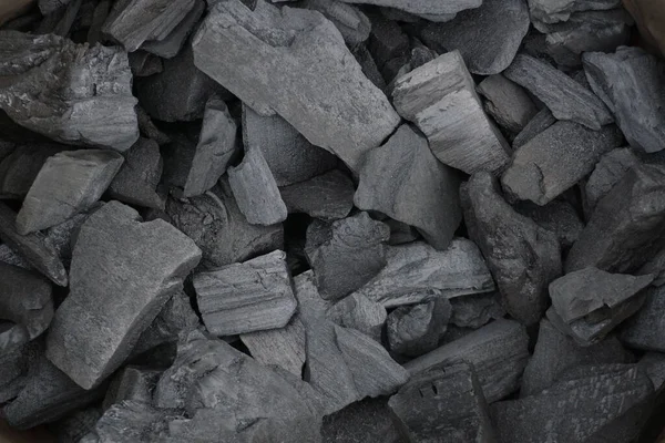 黒炭の多くの作品 天然木炭 伝統的な炭または硬木炭 — ストック写真