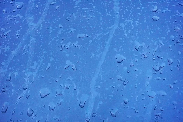 Ciemnoniebieska Mokra Powierzchnia Kroplami Deszczu Niebieskie Tło — Zdjęcie stockowe