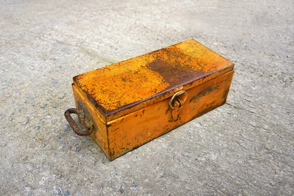 水泥地板上的一个旧工具箱 黄色金属盒 — 图库照片