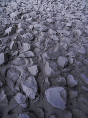 Çakıl taşları ve taşlardan oluşan zemin yüzey yoluna yakından bakın.                               