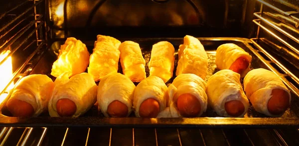 Kiełbaski Cieście Przygotowywane Piekarniku — Zdjęcie stockowe