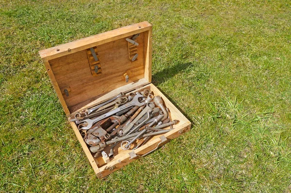 Houten Gereedschapskist Het Gras Vintage Gereedschap Sleutels Sleutels Sleutels — Stockfoto