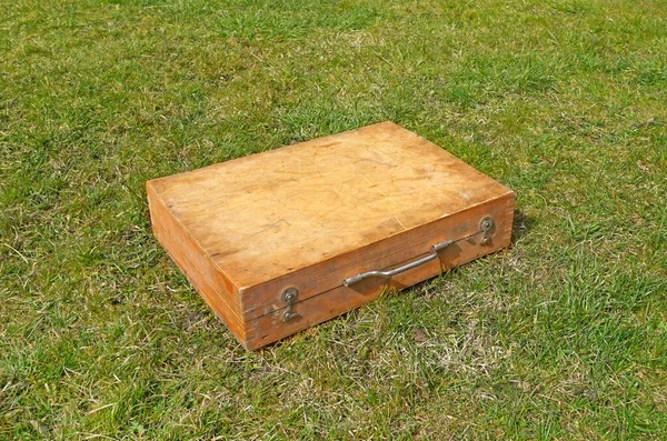 Houten Gereedschapskist Het Gras Vintage Gereedschap — Stockfoto